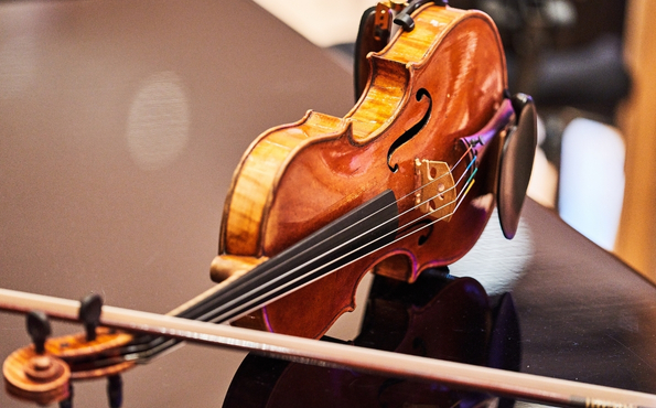 Lähikuvassa viulu.