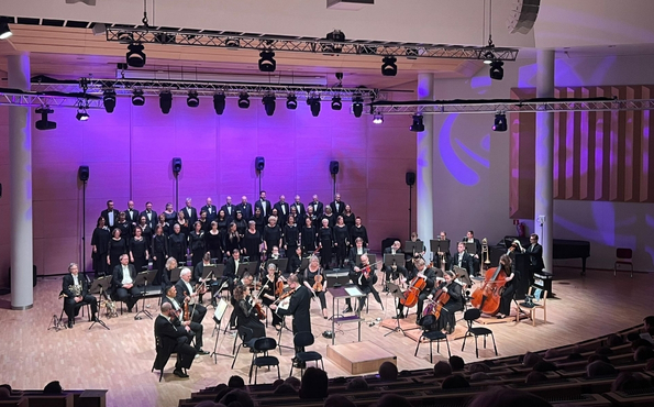 Orkesteri ja kuoro esiintymässä konserttisalissa.