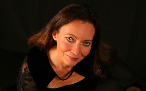 Lähikuvassa nainen.