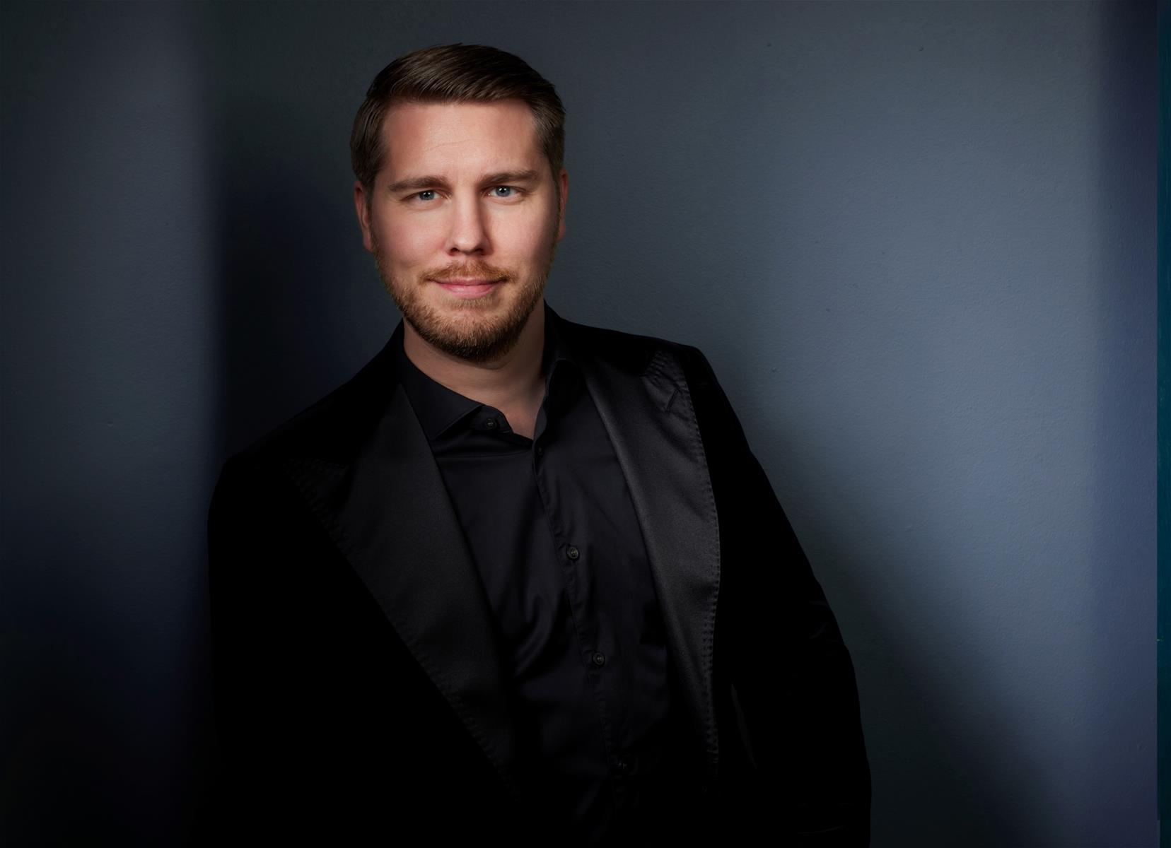 Baritoni Aarne Pelkonen.