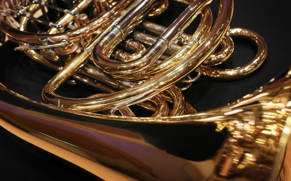 Lähikuvassa käyrätorvi.