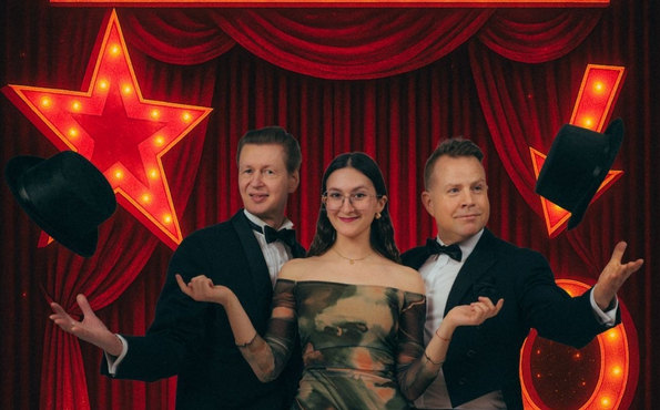 Kuvassa kaksi miestä ja nainen Las Vegas -tyylisellä taustalla.